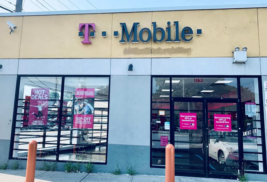 Exterior photo of T-Mobile store at Linden & Farmers, Saint Albans, NY