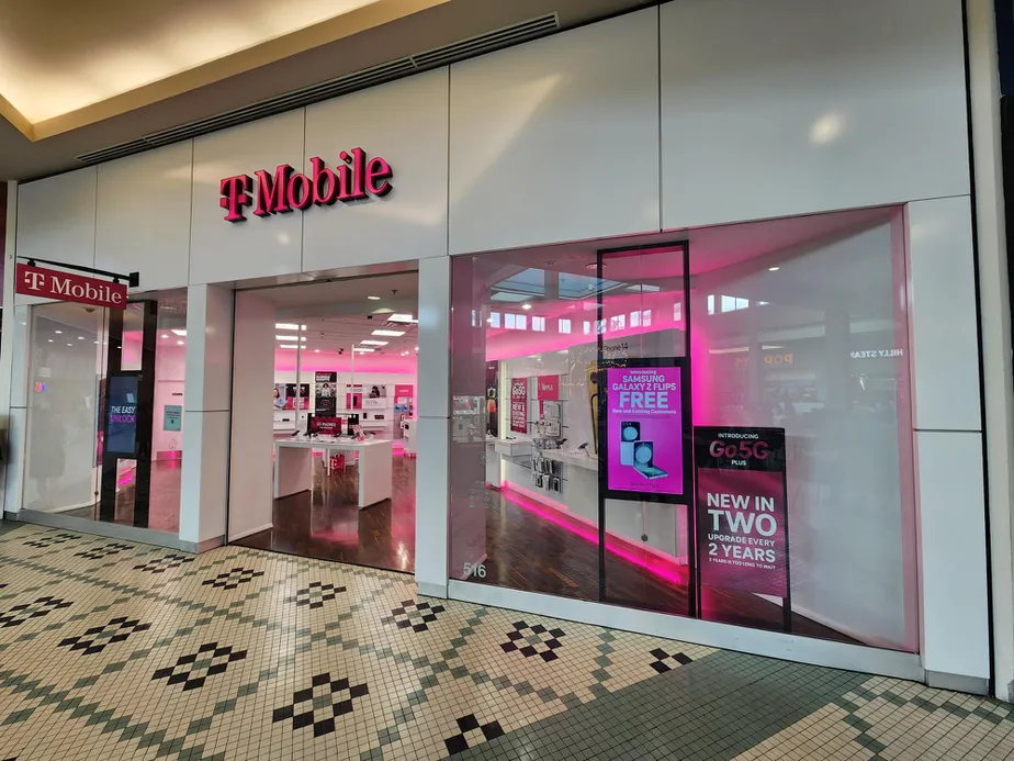 Foto del exterior de la tienda T-Mobile en Pembroke Lakes Mall, Pembroke Pines, FL