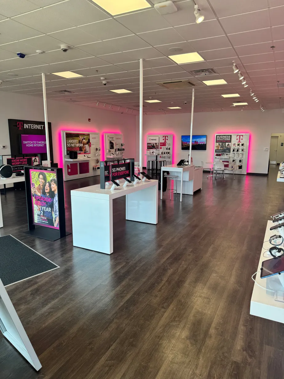  Interior photo of T-Mobile Store at Springfield Freedom, Springfield, IL 