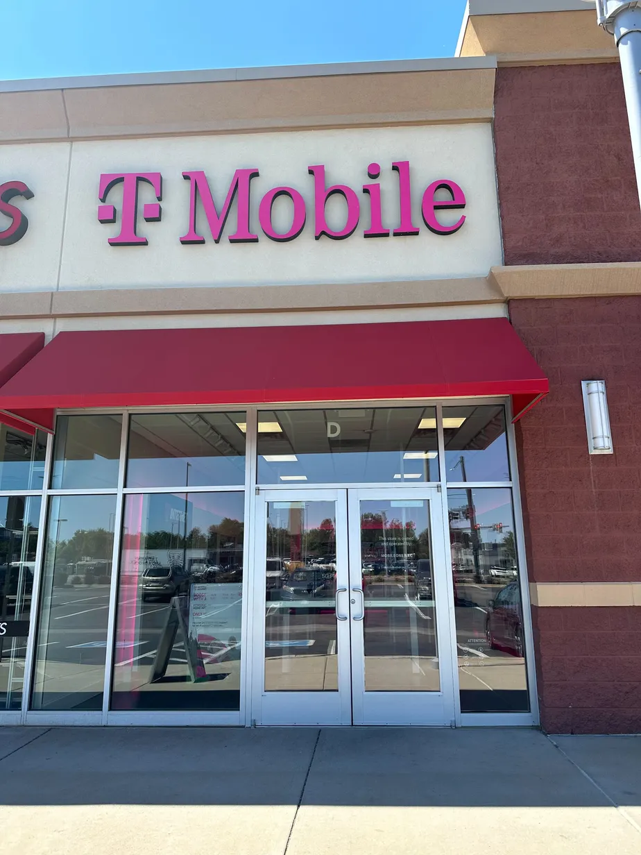  Exterior photo of T-Mobile Store at Shops at Broadview, Englewood, CO 