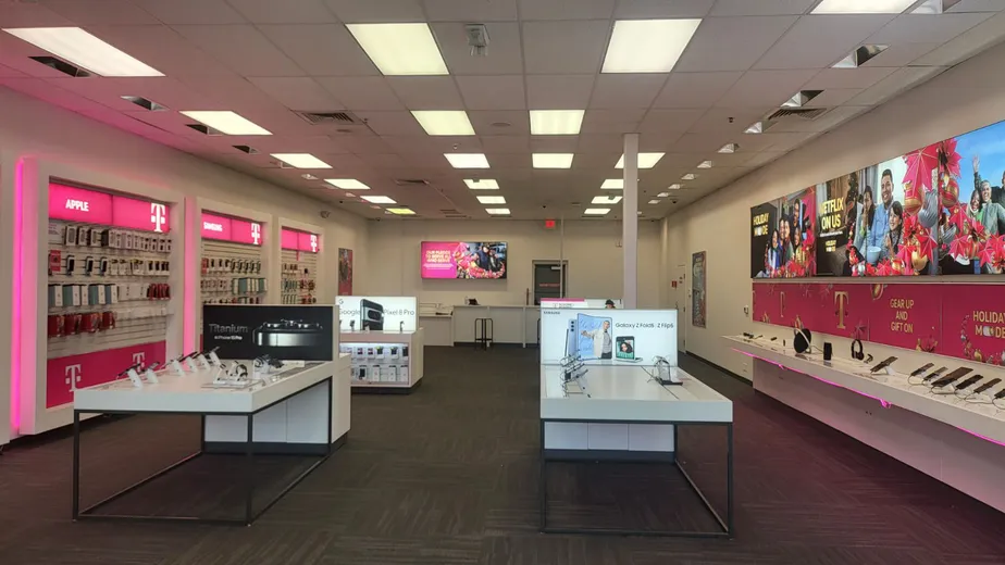 Foto del interior de la tienda T-Mobile en Cheshire Station, Woodbridge, VA