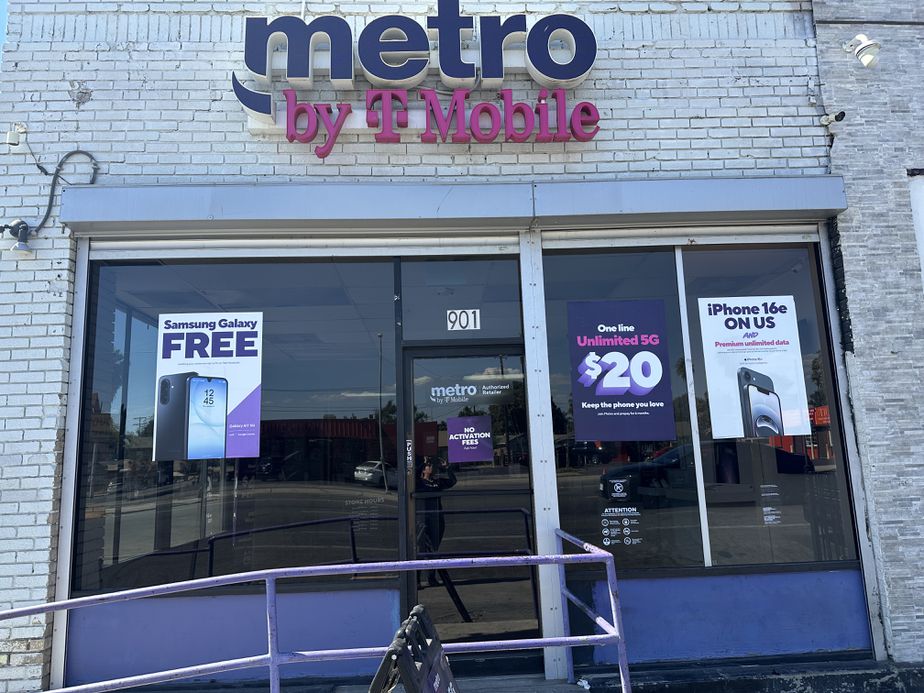 Metro by T-Mobile 901 N Chester Ave - 901 N Chester Ave 