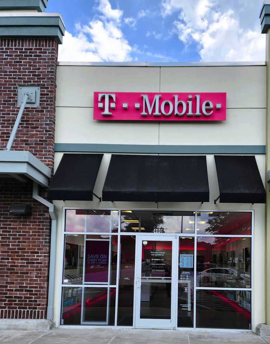 Exterior photo of T-Mobile Store at Augusta Blvd and Market Blvd, Port Wentworth, GA