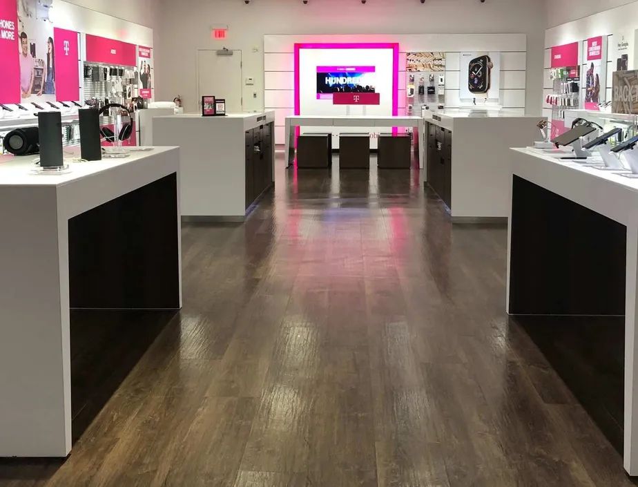 Foto del interior de la tienda T-Mobile en Millcreek Mall Complex, Erie, PA
