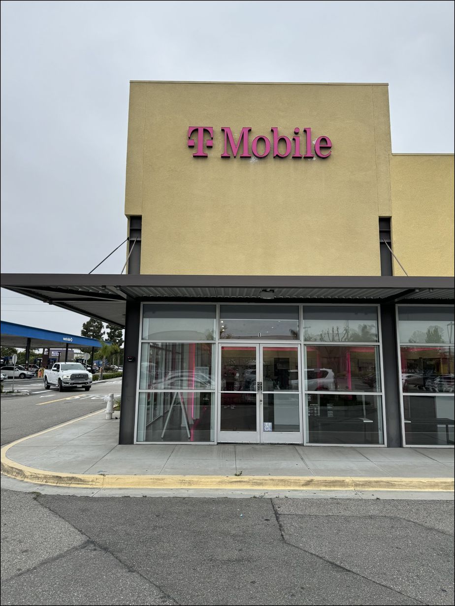 Exterior photo of T-Mobile Store at Brookhurst & Warner, Fountain Valley, CA