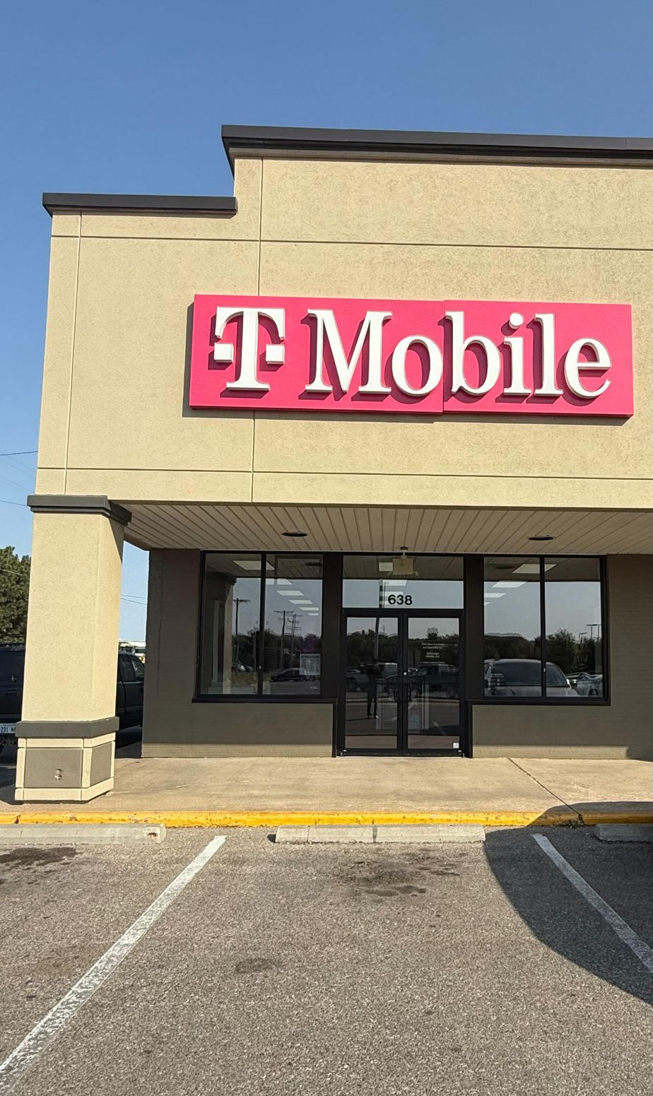 Exterior photo of T-Mobile Store at Tuttle Crk Blvd & Bluemont Av, Manhattan, KS