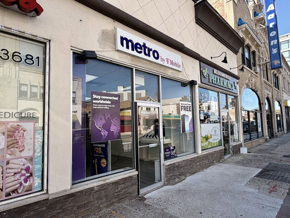 Metro by T-Mobile 594 Bloomfield Ave - 594 Bloomfield Ave 