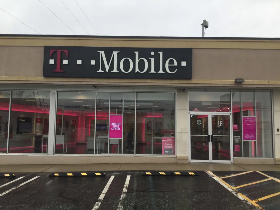 Foto del exterior de la tienda T-Mobile en Rt. 10 & Mt Pleasant Avenue, East Hanover, NJ
