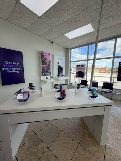 Metro by T-Mobile 2930 Forest Hill Blvd - 2930 Forest Hill Blvd 