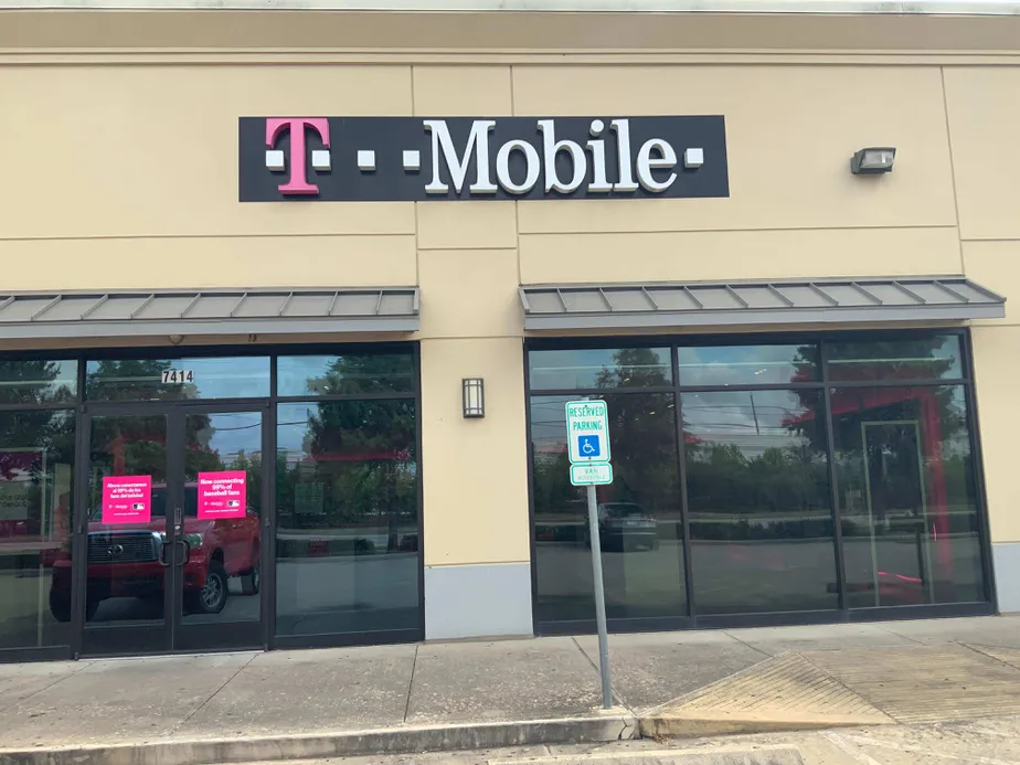 Exterior photo of T-Mobile store at Beltway 8 & Fort Bend Tollway, Houston, TX