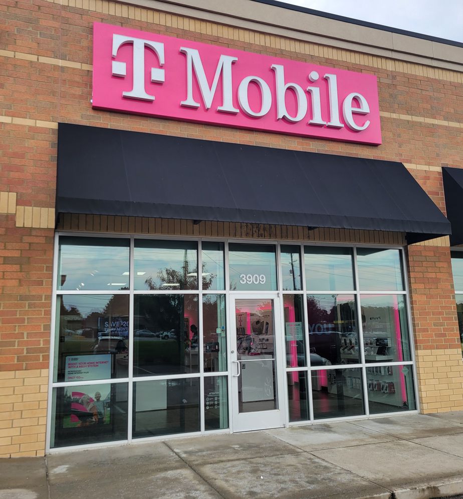 Exterior photo of T-Mobile Store at Lebanon Pike & Bonnasprings Dr, Hermitage, TN