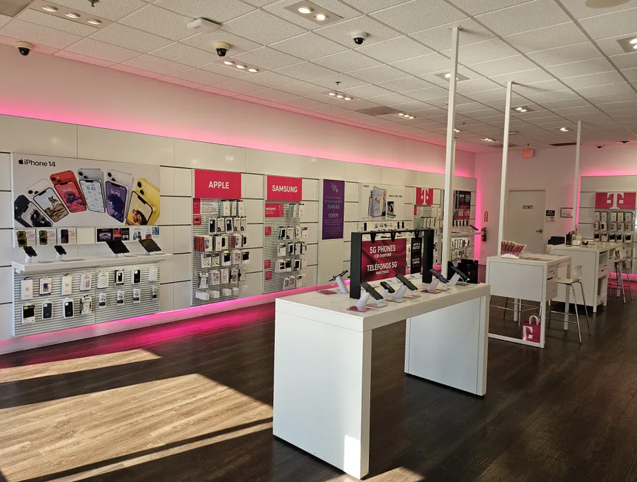 Foto del interior de la tienda T-Mobile en Kings Canyon & Peach, Fresno, CA