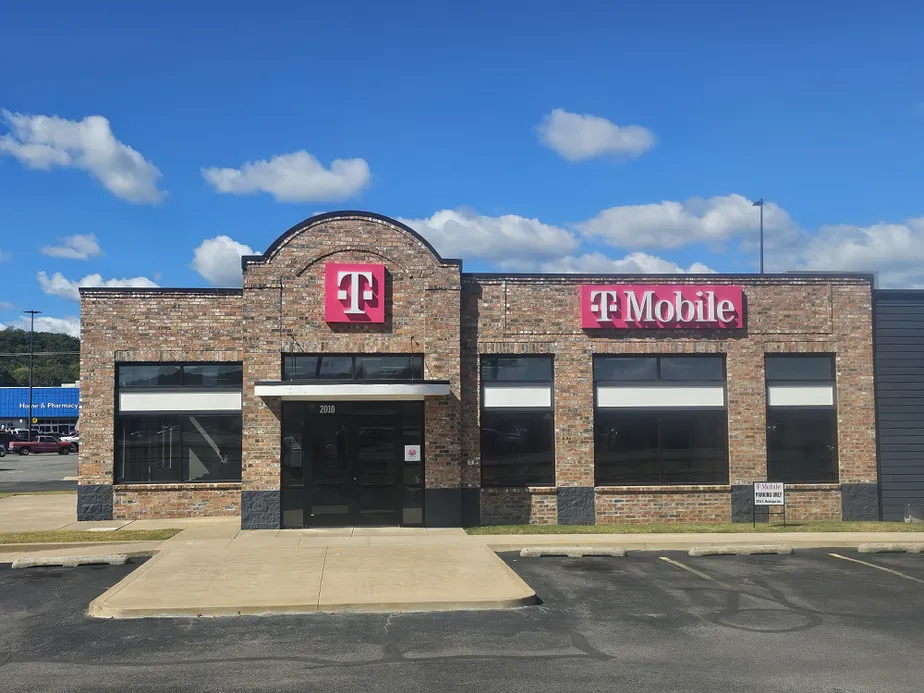  Exterior photo of T-Mobile Store at Muskogee Ave & US Hwy 62, Tahlequah, OK 