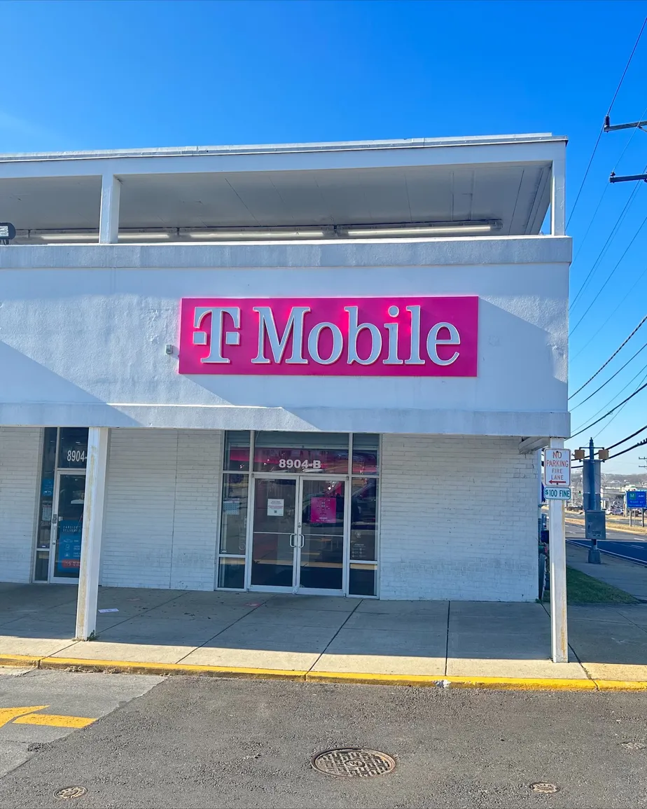  Exterior photo of T-Mobile Store at Greenbelt & 62nd, Berwyn Heights, MD 