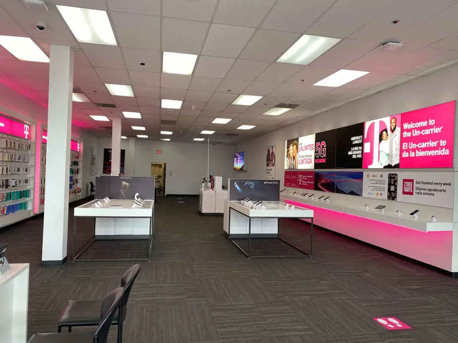 Foto del interior de la tienda T-Mobile en Bird Rd & SW 107th Ave 2, Miami, FL
