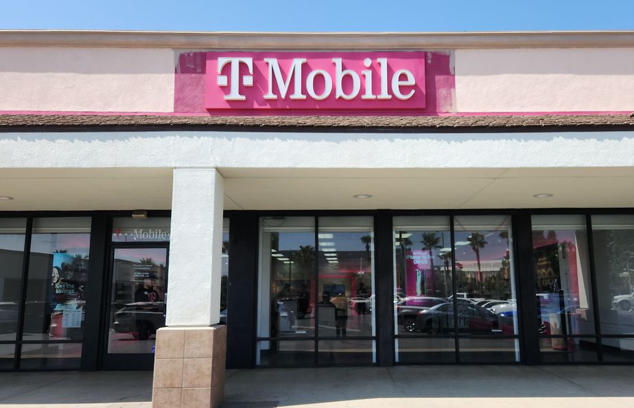 Exterior photo of T-Mobile Store at Sierra Ave & Valley, Fontana, CA