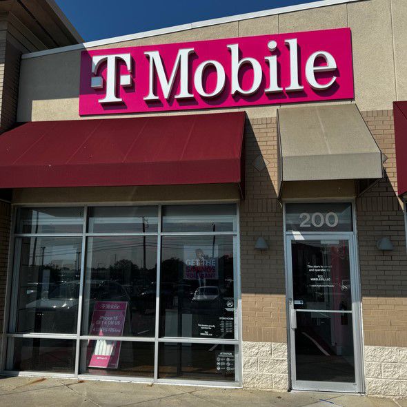 Exterior photo of T-Mobile Store at Shadeland Place, Indianapolis, IN