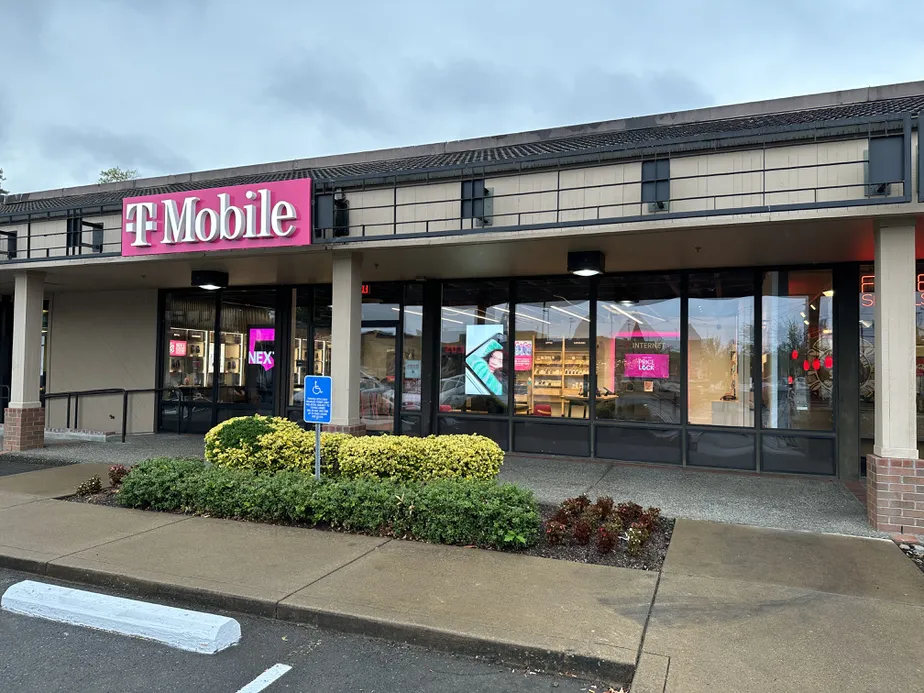 Foto del exterior de la tienda T-Mobile en Progress Square, Tigard, OR