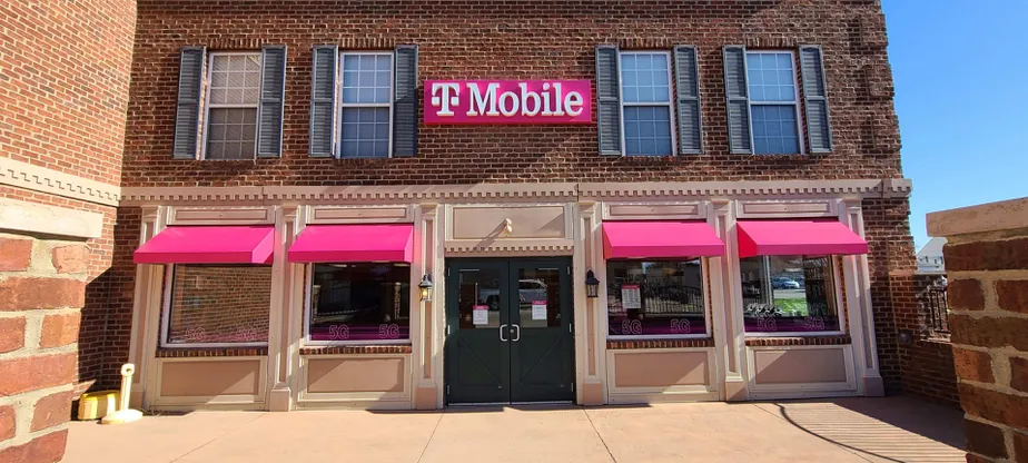 Exterior photo of T-Mobile store at W Main St & N Western Ave, Circleville, OH