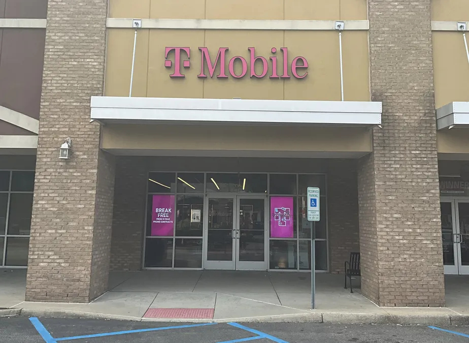  Exterior photo of T-Mobile Store at Landstown Commons, Virginia Beach, VA 