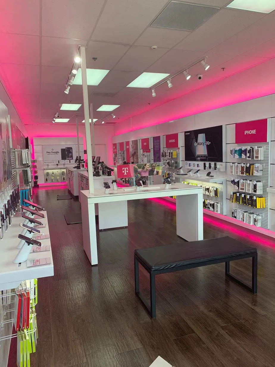 Foto del interior de la tienda T-Mobile en Sr 7 & Hillsboro Blvd, Parkland, FL