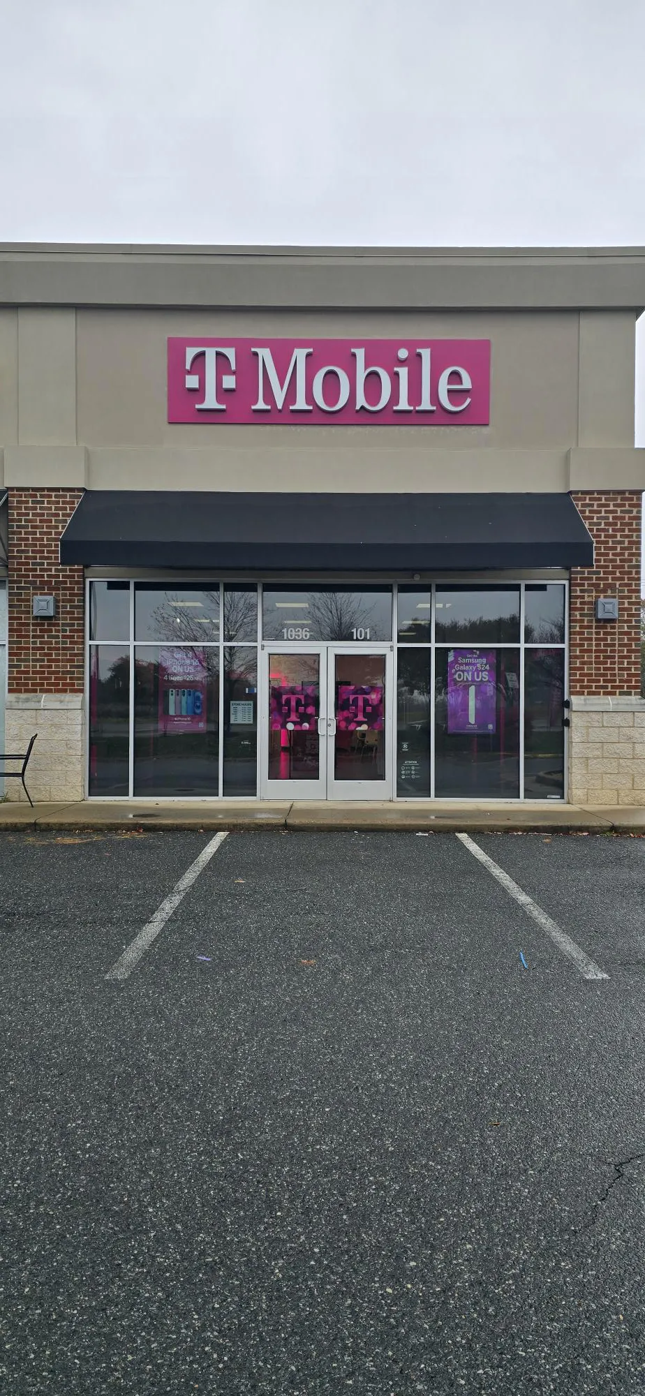  Exterior photo of T-Mobile Store at Warrenton & Stafford Lakes, Fredericksburg, VA 