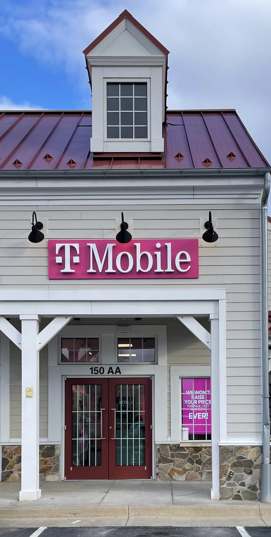 Foto del exterior de la tienda T-Mobile en Purcellville Gateway, Purcellville, VA