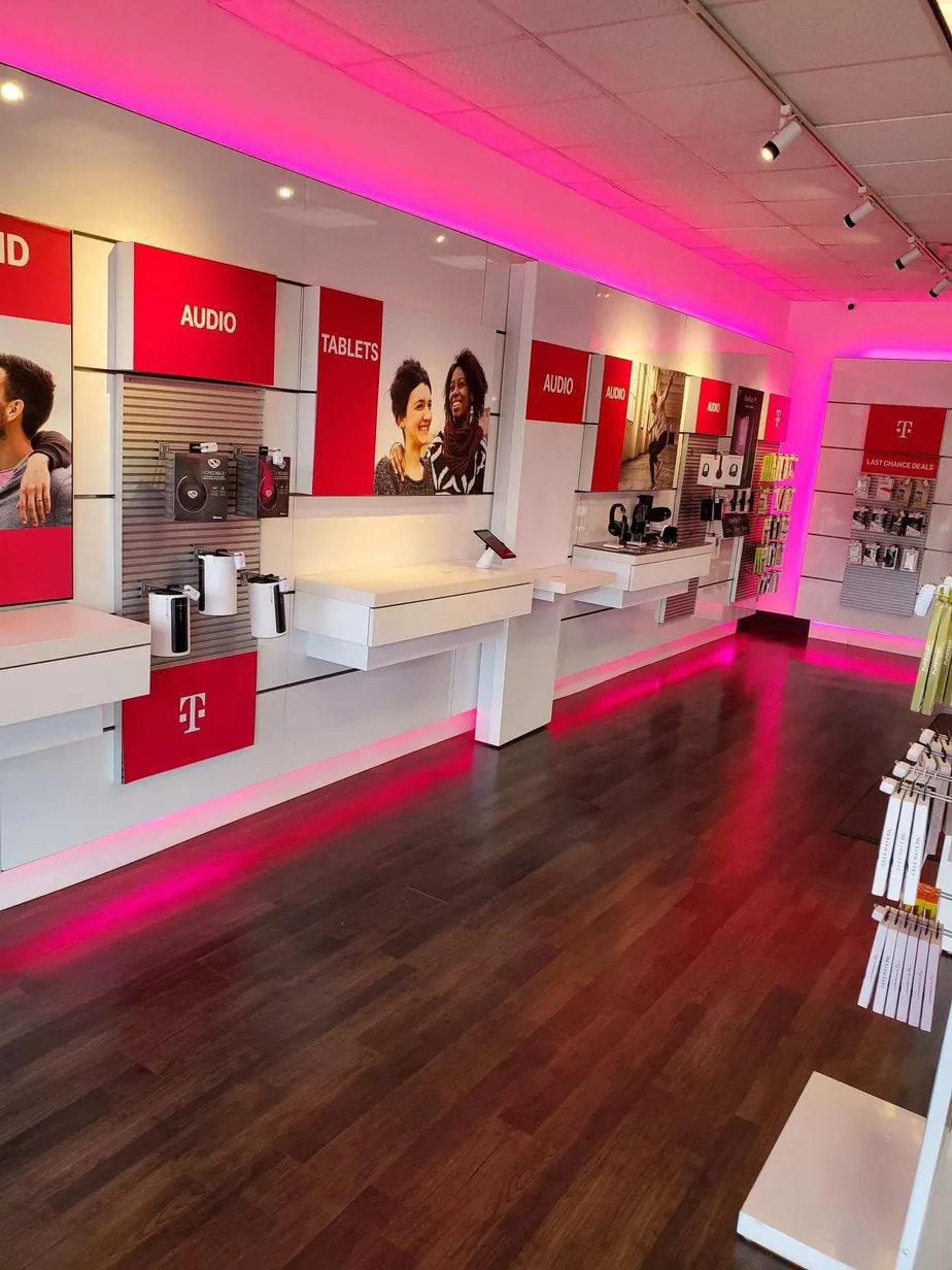 Foto del interior de la tienda T-Mobile en Wekiwa Rd & Hwy 97, Sand Springs, OK