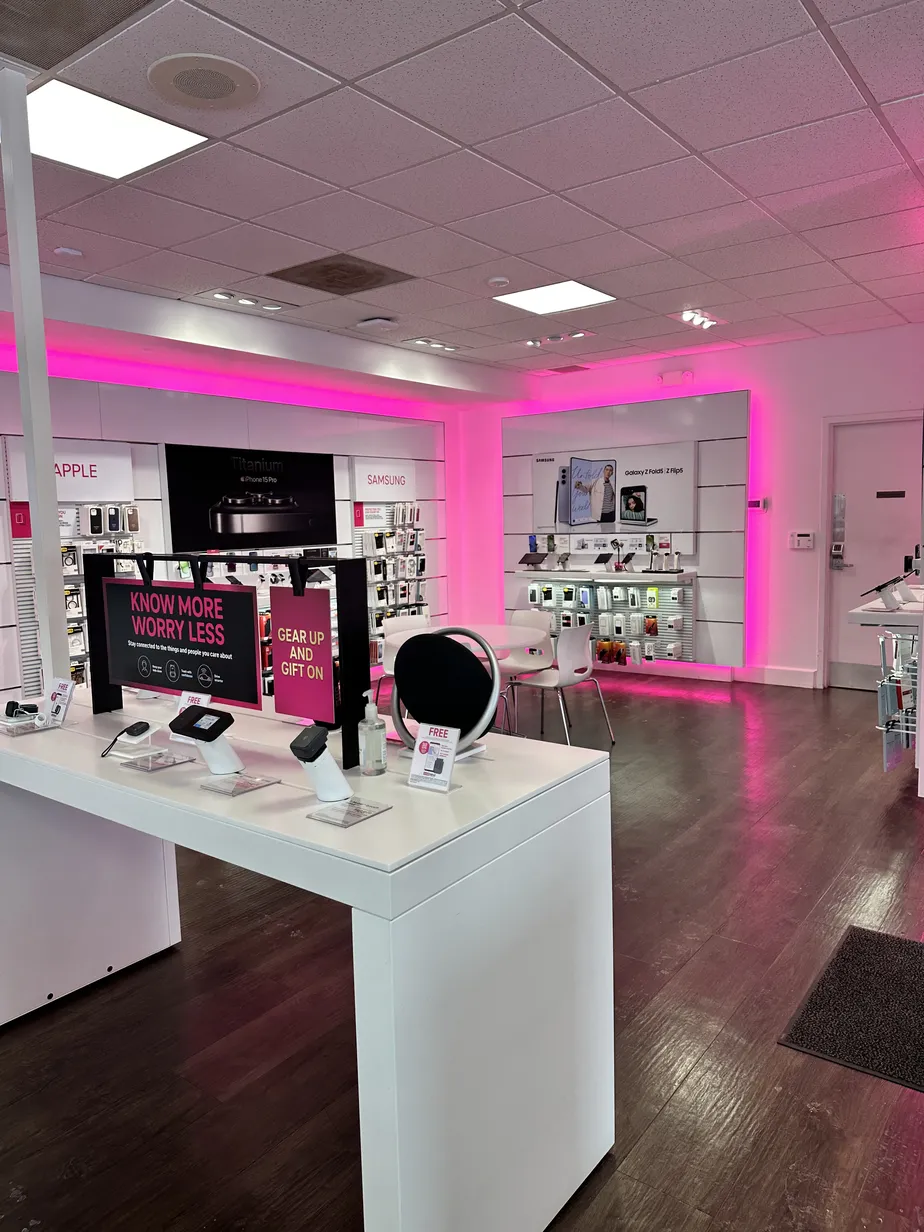  Interior photo of T-Mobile Store at Great East Plaza, Niles, OH 