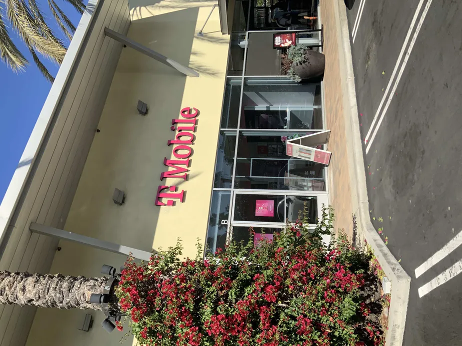 Foto del exterior de la tienda T-Mobile en Golden Lantern & Camino Del Avion, Laguna Niguel, CA