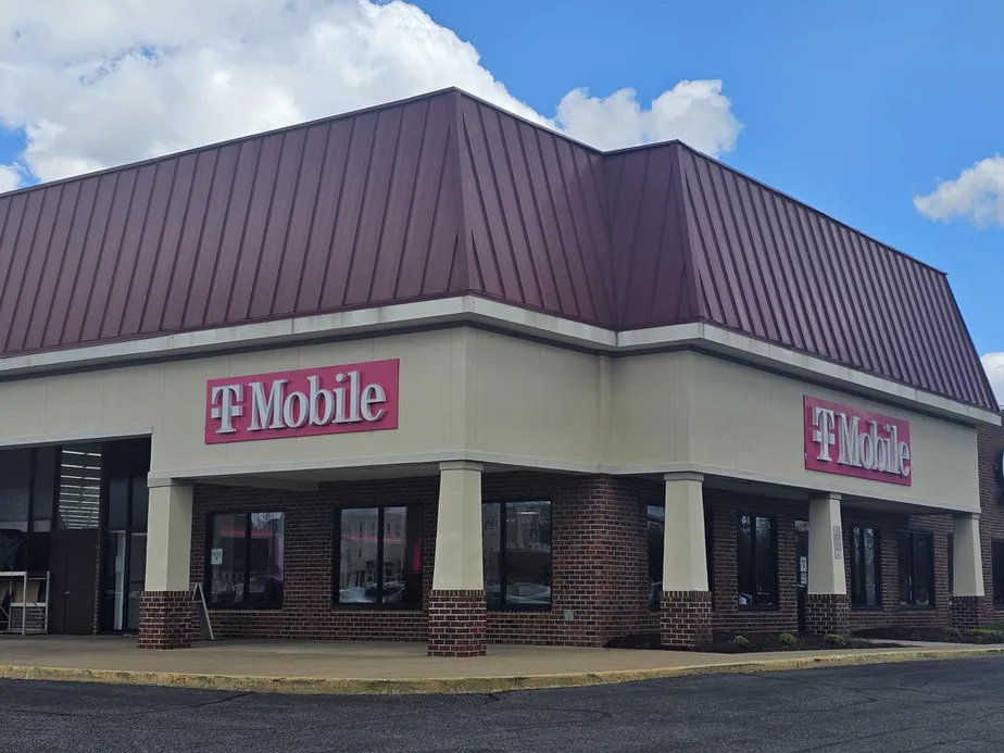  Exterior photo of T-Mobile Store at N Washington Hwy & England St, Ashland, VA 