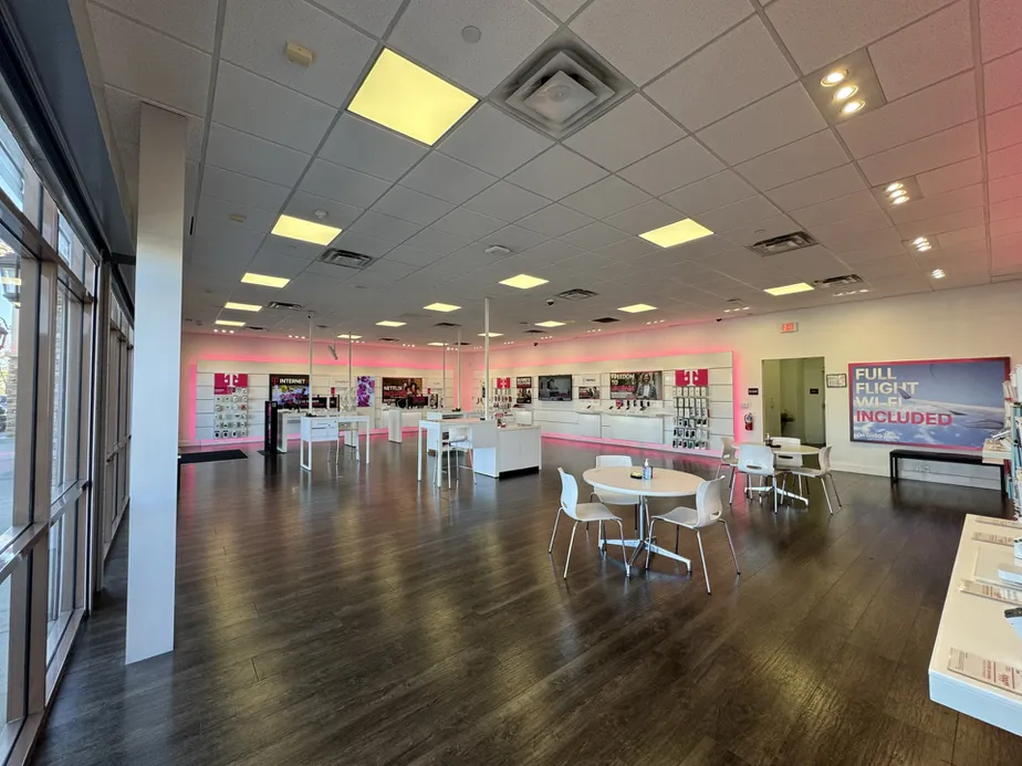 Foto del interior de la tienda T-Mobile en The Plaza at Golden Valley, Santa Clarita, CA