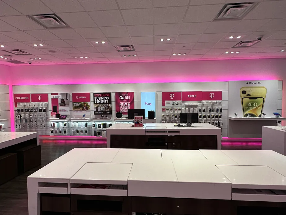 Foto del interior de la tienda T-Mobile en Foothills Mall, Fort Collins, CO