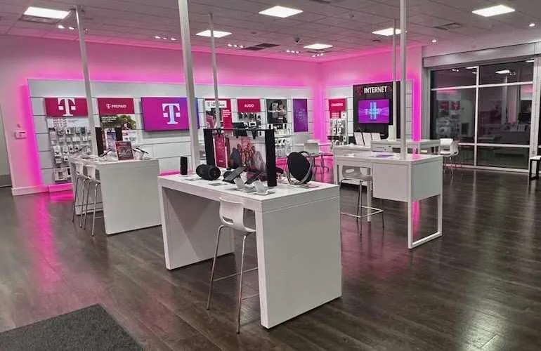 Foto del interior de la tienda T-Mobile en Wm Penn Hwy & Stroschein Rd, Monroeville, PA