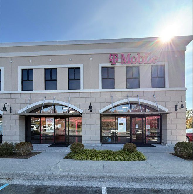  Exterior photo of T-Mobile Store at Lewisburg - Gateway Blvd, Lewisburg, WV 