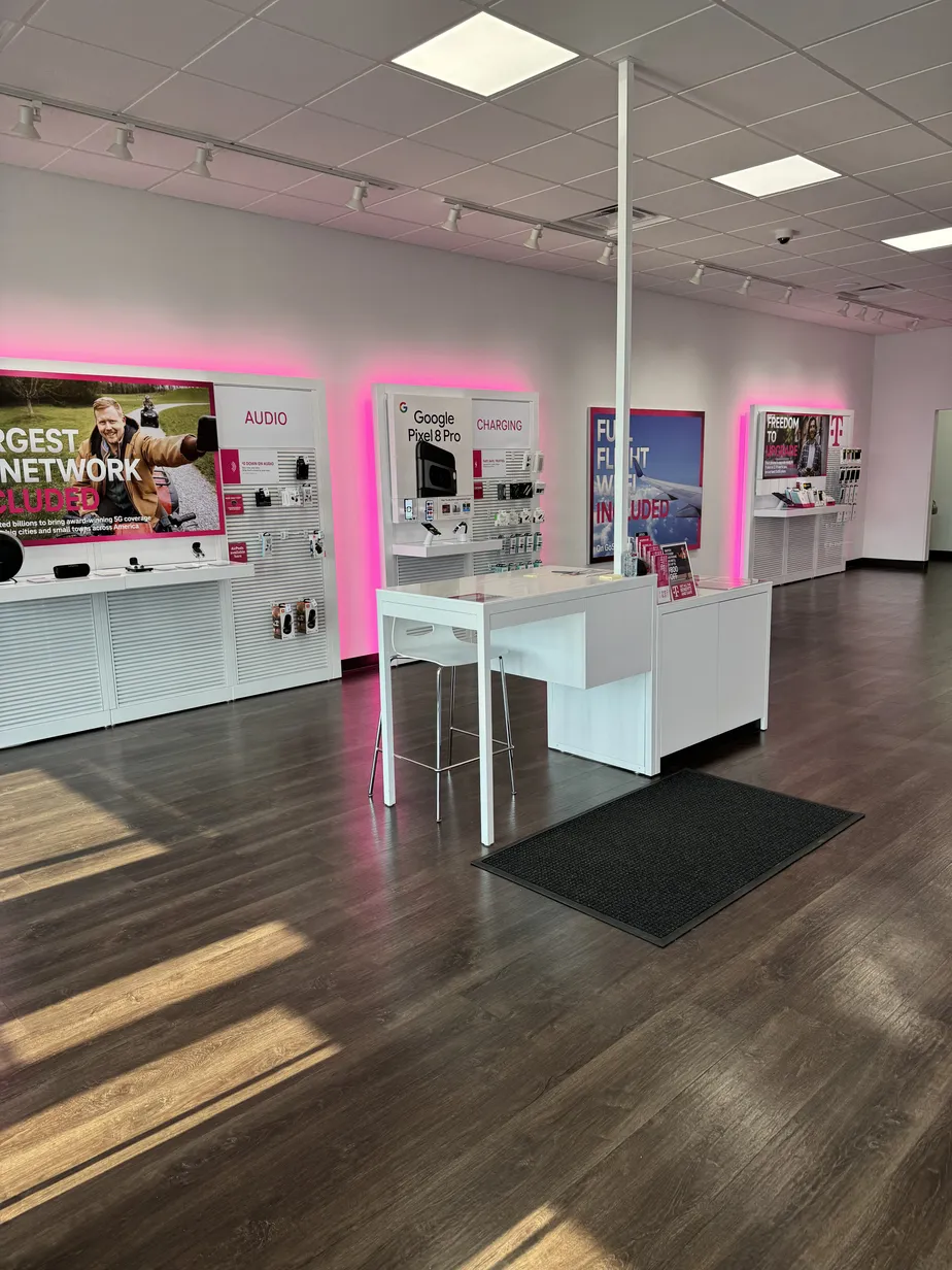  Interior photo of T-Mobile Store at Grand Ave & George Phelps Blvd, Carthage, MO 