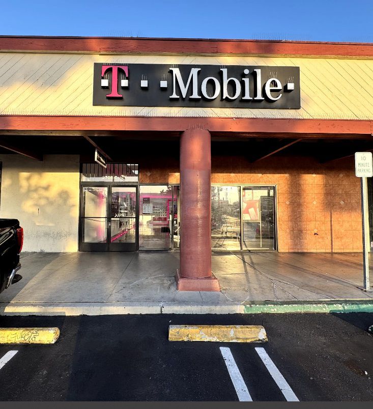 Exterior photo of T-Mobile Store at 1st & Saratoga, Los Angeles, CA