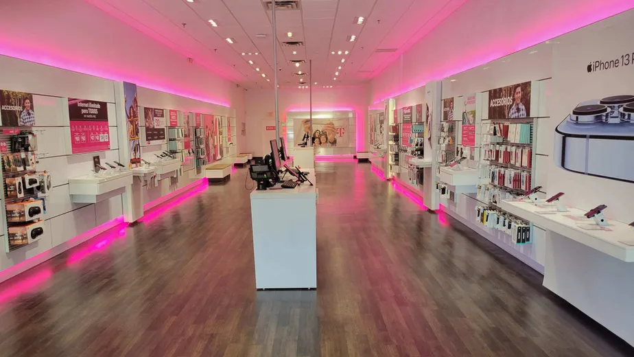 Foto del interior de la tienda T-Mobile en Cabo Rojo Shopping Plaza, Cabo Rojo, PR