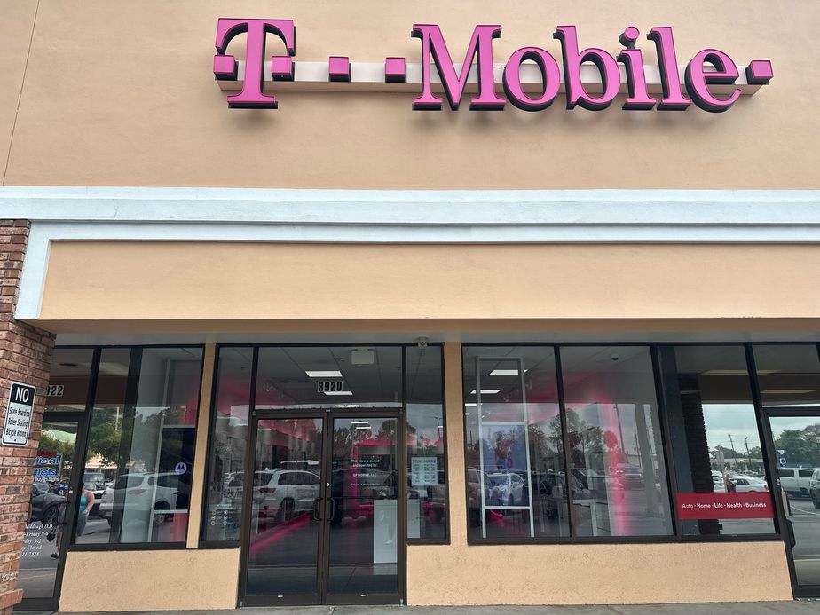 Exterior photo of T-Mobile Store at S Suncoast Blvd & W Halls River Rd, Homosassa, FL
