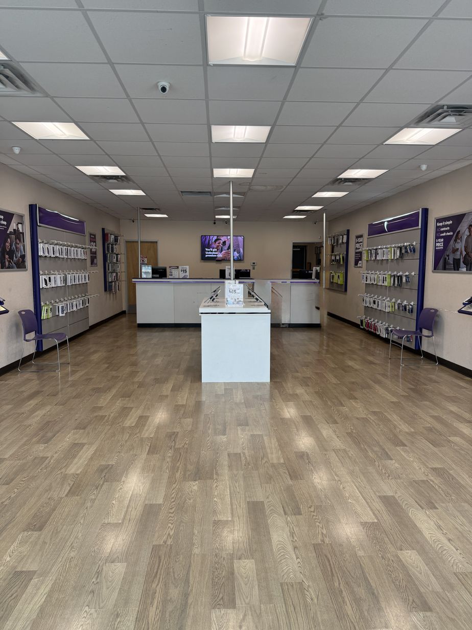 Metro by T-Mobile 810 S General McMullen Dr - 810 S General McMullen Dr 