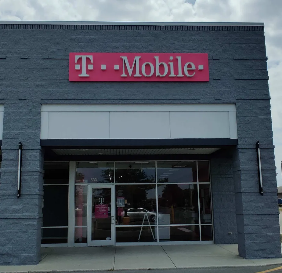 Foto del exterior de la tienda T-Mobile en Westpointe, Columbus, OH