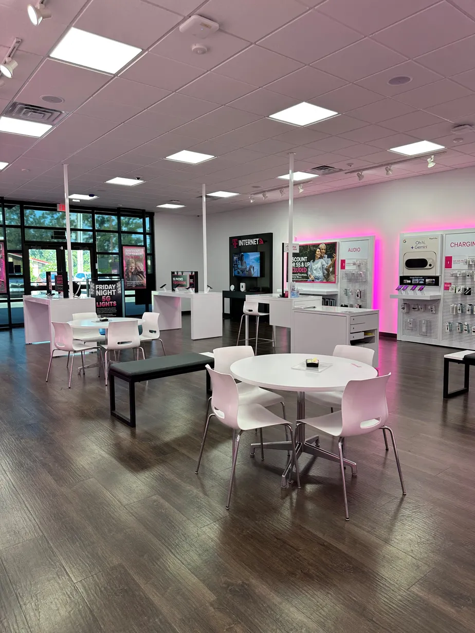  Interior photo of T-Mobile Store at Railroad & Minnesota Park, Hammond, LA 