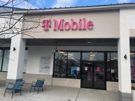 Exterior photo of T-Mobile Store at Ltl River Tpke & Braddock Rd, Alexandria, VA