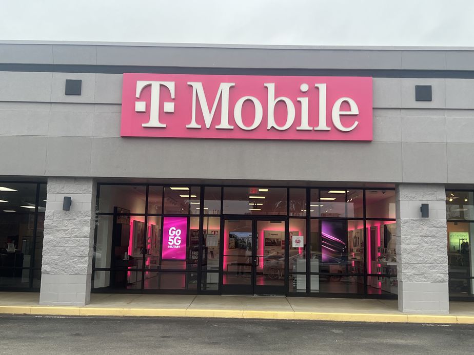 Exterior photo of T-Mobile Store at St Robert Blvd & Carson Blvd, Saint Robert, MO