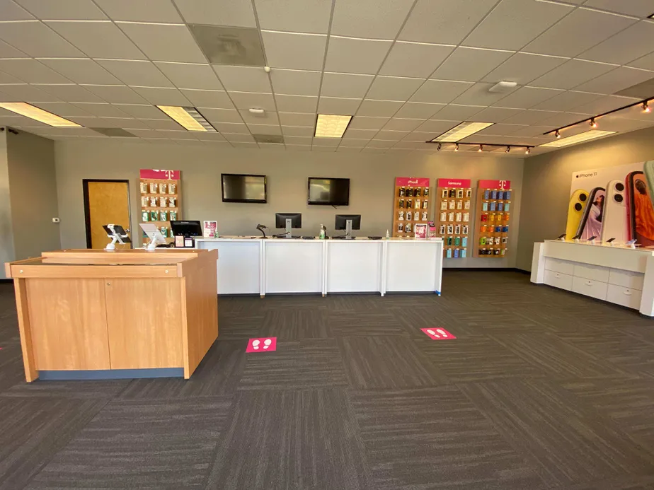  Interior photo of T-Mobile Store at SE Tualatin Valley Hwy & SE 75th Ave, Hillsboro, OR 