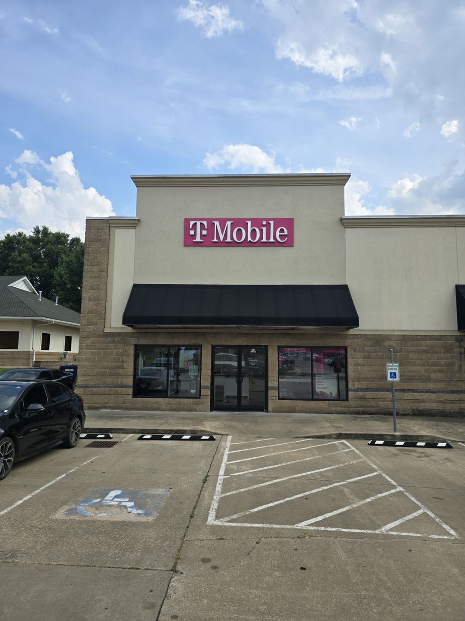 Exterior photo of T-Mobile Store at E Parkway Dr & N Hampton Ave, Russellville, AR