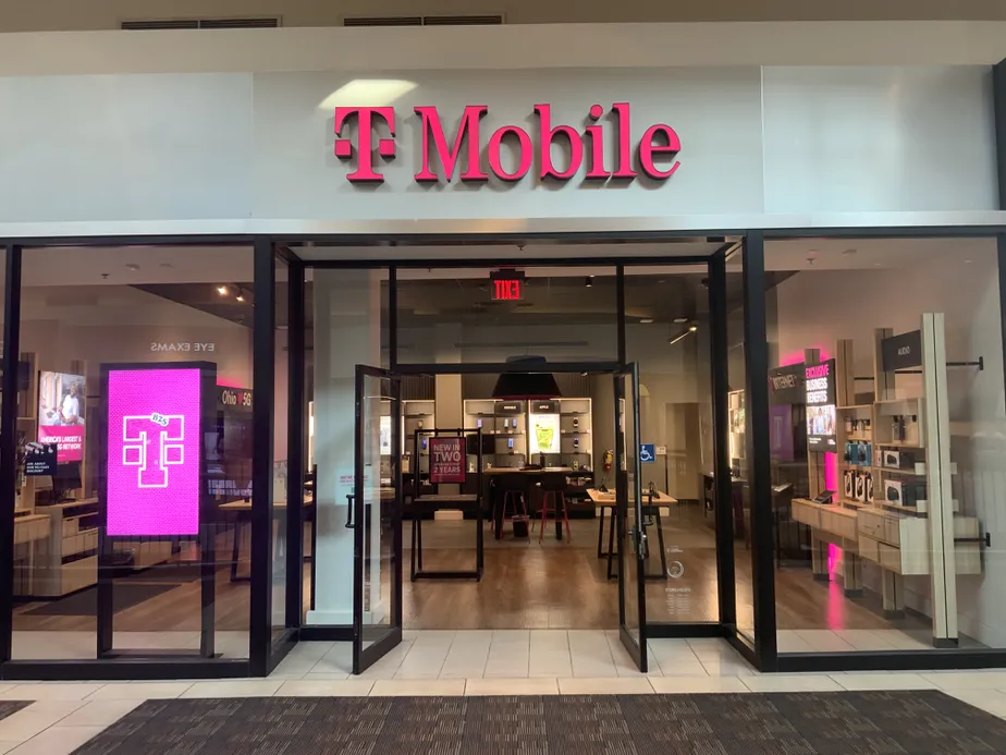  Exterior photo of T-Mobile Store at Polaris Fashion Place, Columbus, OH 