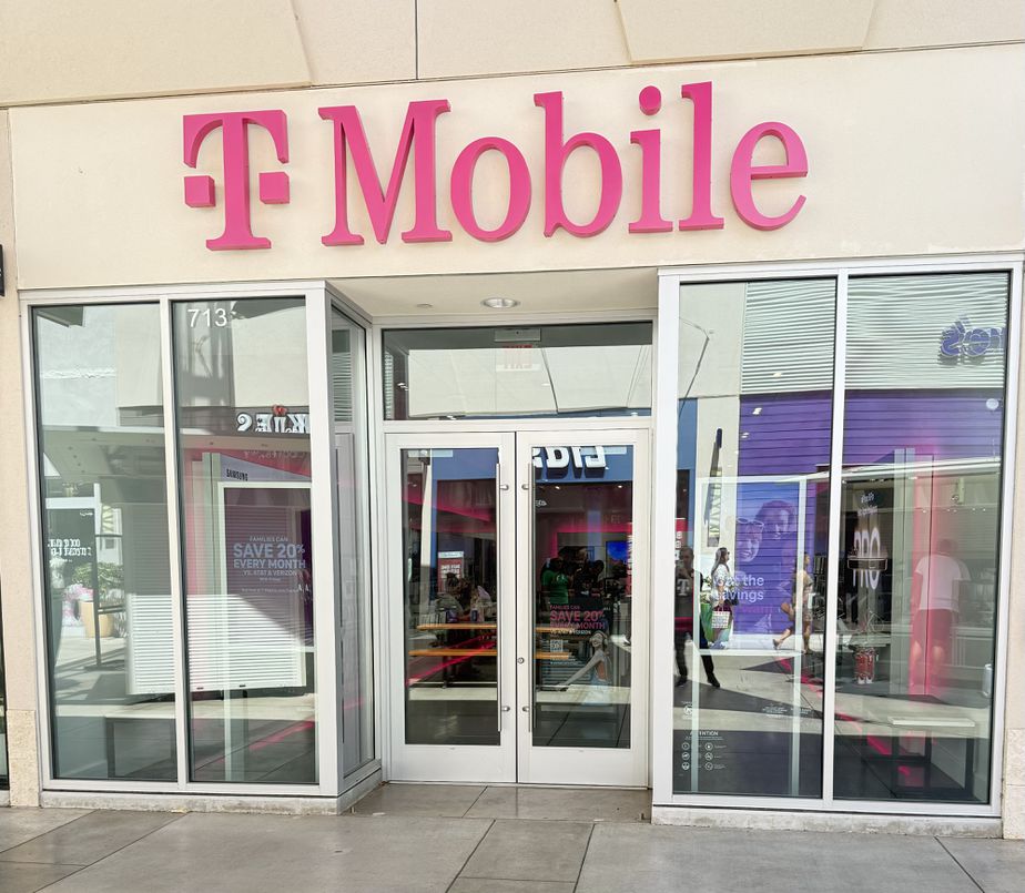 Exterior photo of T-Mobile Store at Ka Makana Ali'i, Kapolei, HI