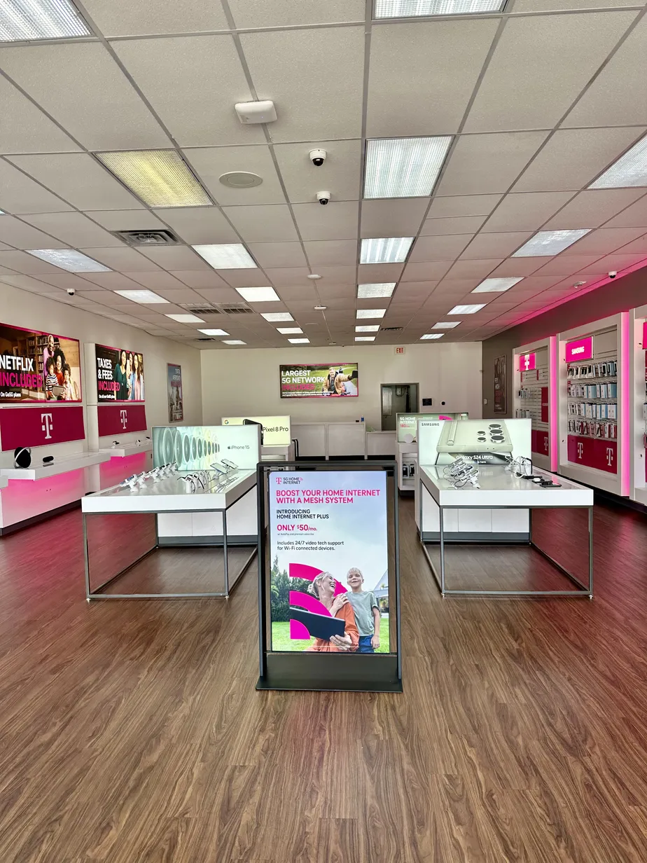  Interior photo of T-Mobile Store at Fayetteville Rd & Sandstone Dr, Van Buren, AR 