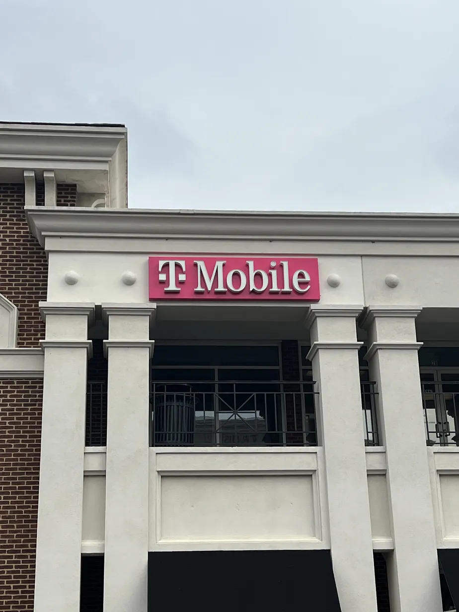 Foto del exterior de la tienda T-Mobile en South Park, Charlotte, NC